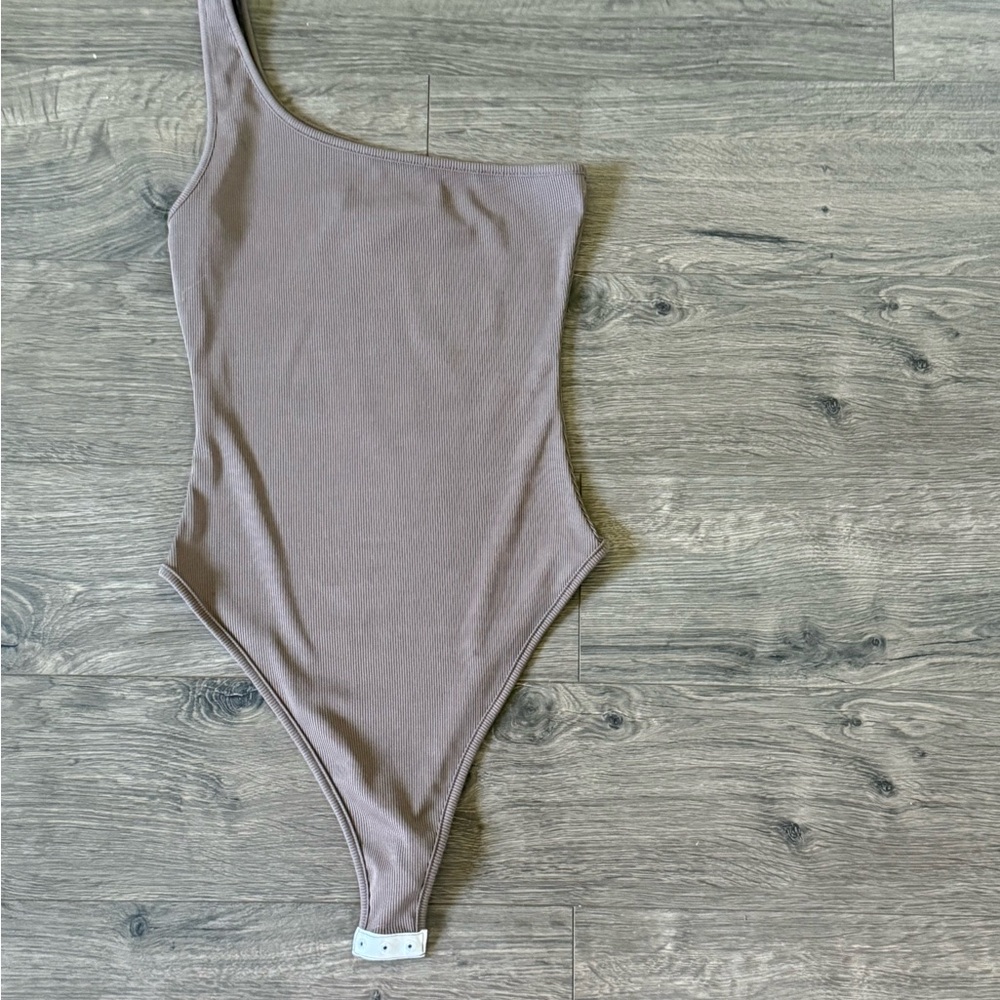 One-Shoulder Ribbed Bodysuit - Picture 2 of 3